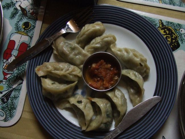 そして出来上がったモモ！<br /><br />ここのはスパイス控えめで手作り感あふれる味。<br />野菜だけでも十分美味しいんだ〜。