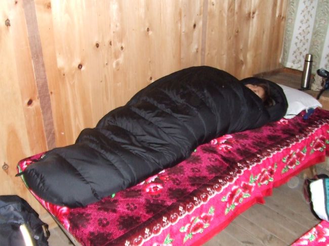 この夜は氷点下３℃。<br /><br />寝過ぎは高山病が進行しやすいため眠気を我慢して11時まで食堂で過ごし部屋へ。（パクディンは2600mだからそこまで心配することもなかった気がするが…）<br /><br />ベッドの上にシュラフで寝る。シュラフの中には湯たんぽ♪足の下に入れるのが一番温かいと教えてもらったのは次の日の夜だったため、この日は本当に寒かった。<br /><br />