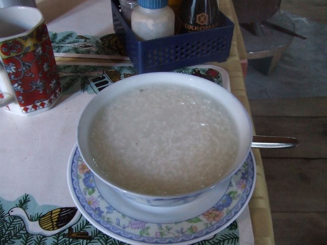 翌朝の朝食に出てきたのは白粥。<br /><br />あったかくてほっとする味。<br /><br />風邪とか高山病で体調を崩したときのためにレトルトのお粥を持っていったが食べる機会なくそのまま持って帰ってくる羽目に。<br /><br />お粥に限らずネパールではチベット系のシェルパ族の料理で薄めの味つけの麺料理なども食べられるから和食大好きの私でも食事の心配はいらない。