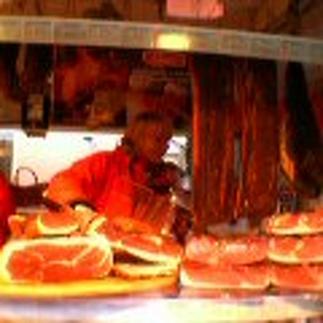 市場の肉屋、ハムがうまそう！