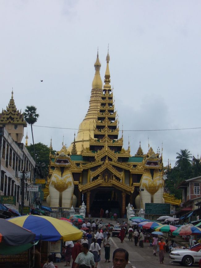 スーレーパゴダからシュエダゴンパゴダへ<br />タクシーで移動１２００k ぐらい