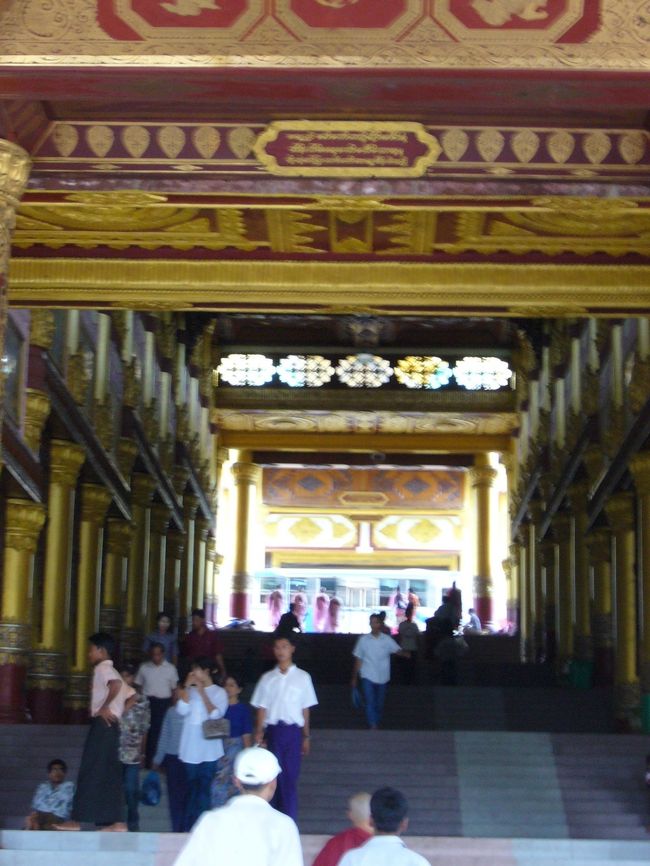 東西南北4つの参道と入り口があり歩いていく。エレベーターがある入り口もあった。<br />入り口からはサンダルを脱いで裸足で参拝する。