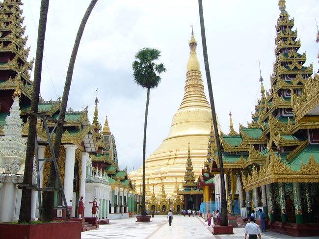 神々しい輝きを放つパゴダ。<br />どこか、テーマパークのような雰囲気もある。