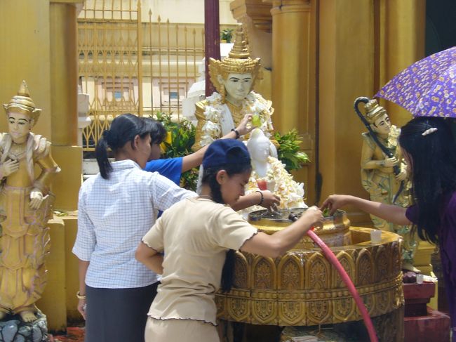 ミャンマーの伝統暦「八曜日」に基づいた曜日ごとの祭壇。<br />月・火・水午前・水午後・木・金・土・日<br />自分の誕生日の曜日にお参りしてます。<br />それぞれに方角・支配星・象徴となる動物があります。