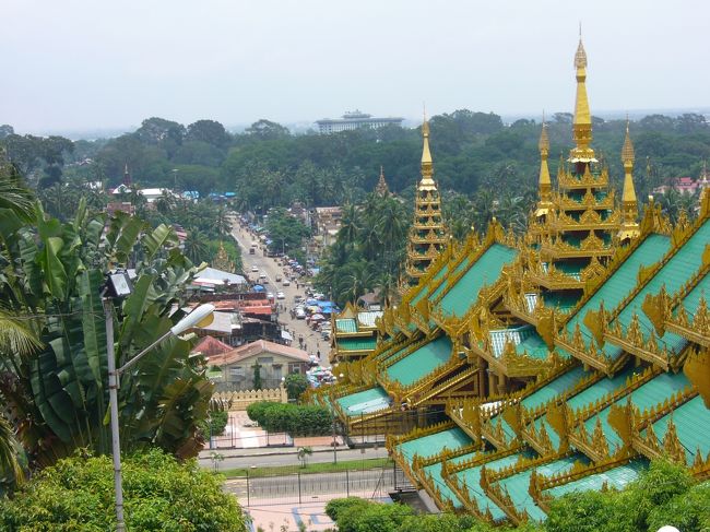 パゴダからの参道の眺め。<br />少し高いとこにある