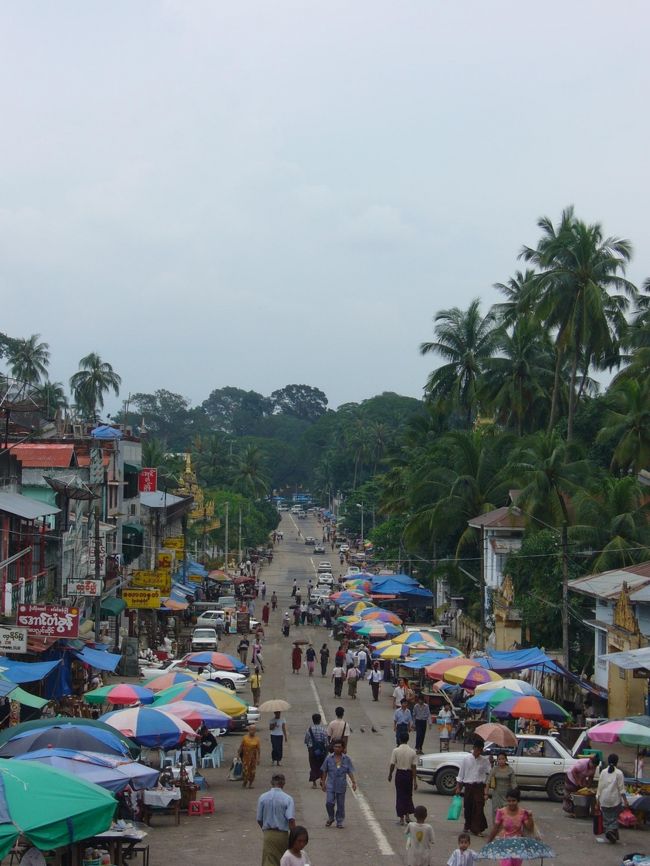 パゴダをあとに昼食に行く途中。