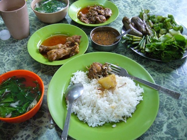 昼食はシュエダゴンパゴダ近くのAUNG THUKHAという、地元でも有名なミャンマー料理屋でチキンカレーを食べる。油っこいと聞いていたが、おいしくいただけました。