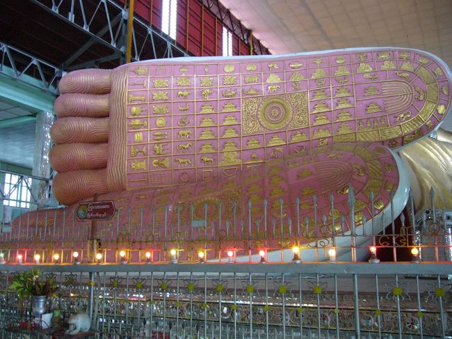 足裏には仏教宇宙観図と呼ばれる模様がありとても美しい