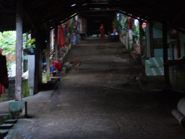 涅槃仏の裏側を歩いていくとお坊さんの寄宿舎がありました。その中に台湾から修行に来ていて日本語をしゃべれる坊さんに声をかけられびっくりしました。