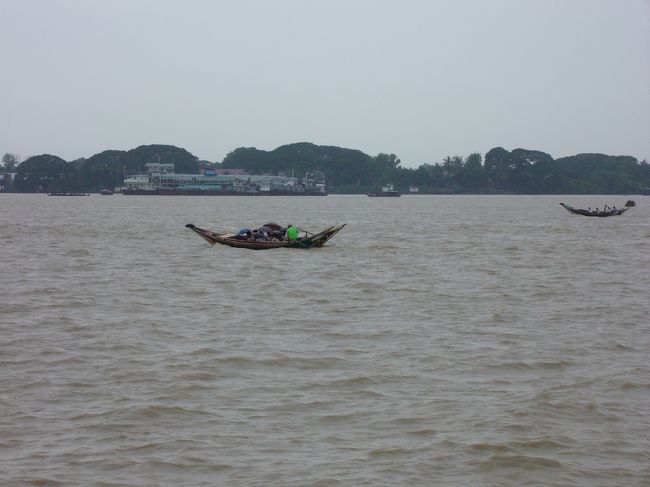 夕方ヤンゴン川へ。雨が降ってることもあり、人はまばら。