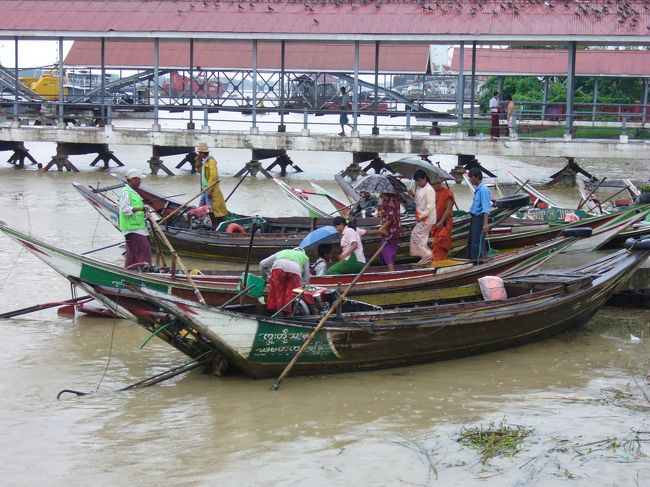対岸への渡し舟