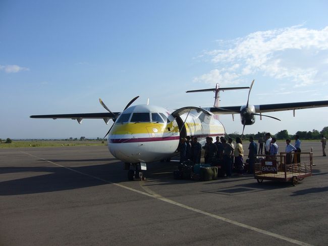 ヤンゴン編からの続き<br />ヤンゴンから空路バガンへ。<br />ヤンゴンからバガンの飛行機はどの会社も早朝出発でした。宿を4時に出なくちゃいけなかったです。<br />バガンはヤンゴンと違い雨季なのにカラッとして日差しが厳しい気候でした。