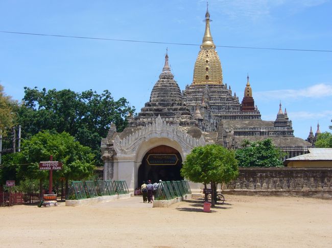 バガンを代表するといわれるアーナンダ寺院