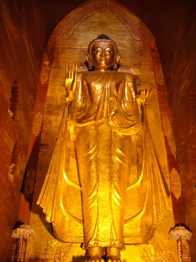 四方に４体大きな仏像がある