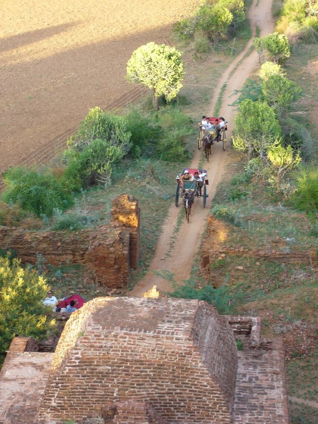 日の入りの時間が近づくとみんな集まってくる