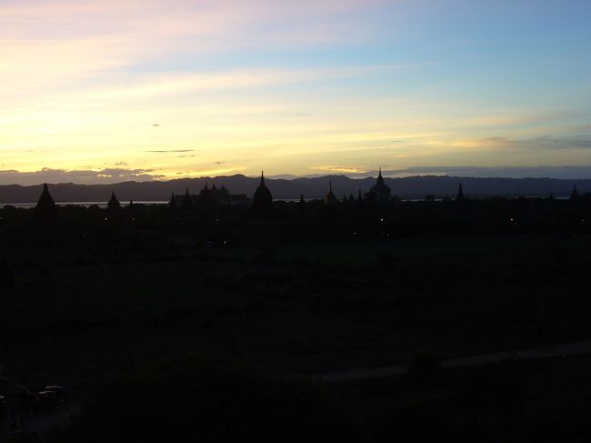 川向こうの山に沈む太陽がパゴダをオレンジ色に染めて沈む風景は、とても幻想的でパガン滞在中夕方はサンセットをパゴダの上からゆっくりとみてました