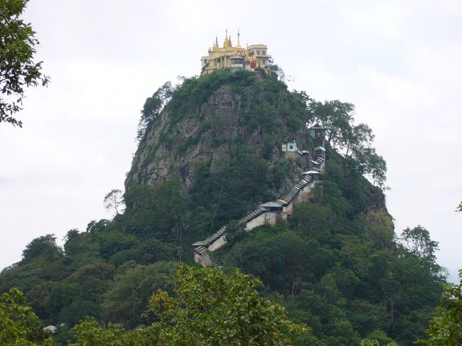 バガンから南東に５０kmにあるポッパ山に宿で知り合った人とタクシーをチャーターしいきました。<br />妖しい雰囲気を持ってます。