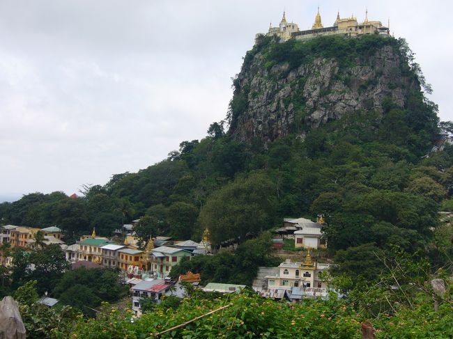 ポッパ山は宗教「ナッ」の聖地となっている。<br />高僧であるBo Aung Ming Khangというお坊さんが瞑想した場所であり、亡くなった場所でもあるらしい。