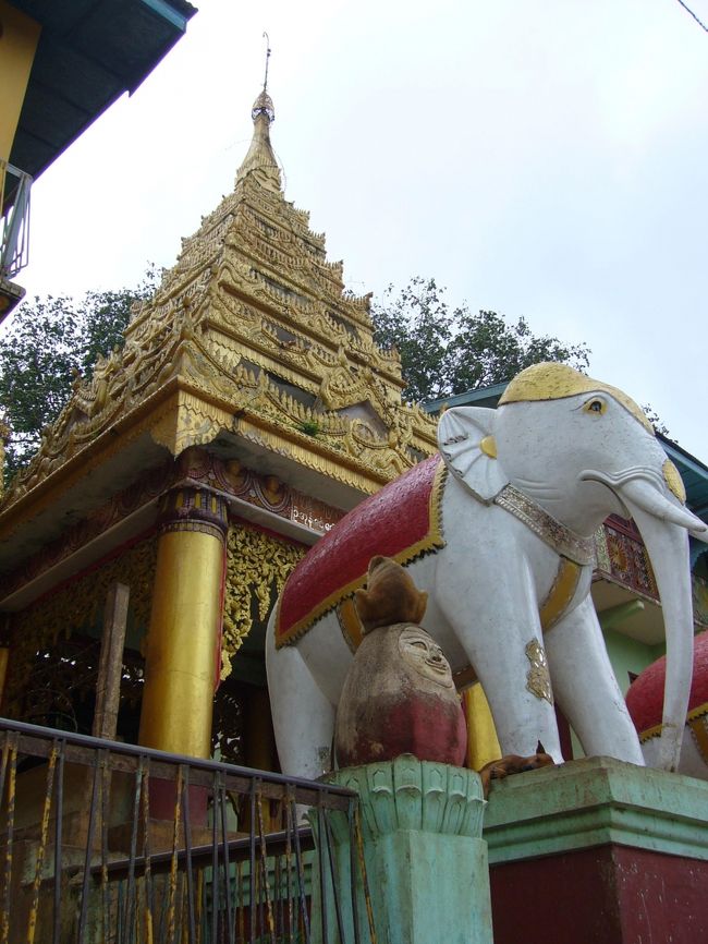 参道入り口。だるまの様なものの上にサルがいますが、この山にはたくさんサルが住みついています。<br />サルがたくさんいて糞で汚れた参道を裸足で歩くのはつらかったです。