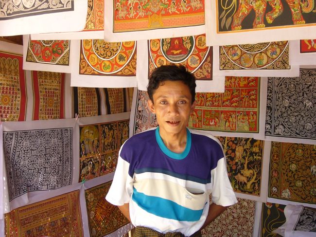 パゴダ近くのお土産物屋のおじさん。<br />シーズンオフで数少ない観光客（僕）を捕まえるのに必死でした。