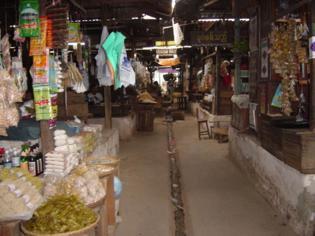 市場の風景、素朴ないい町でした