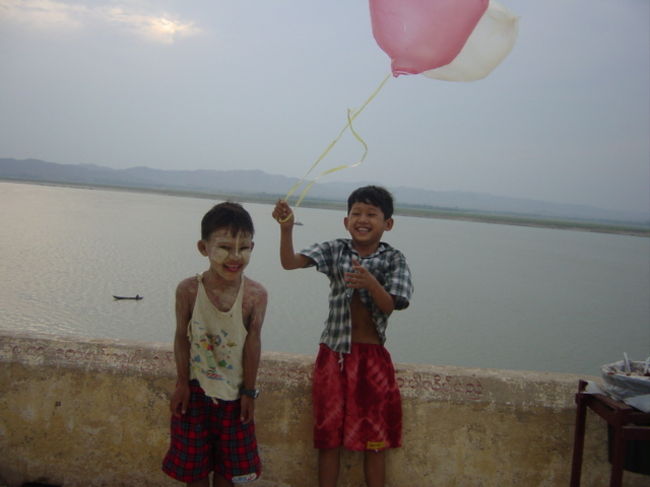 子供はどこでも元気、顔が白いのは日焼け止めです。