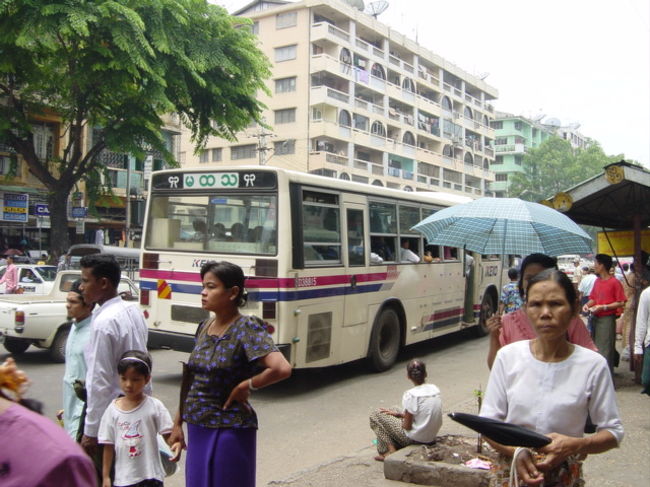 首都ヤンゴンでは日本の中古バスが大活躍。日本での姿そのままで走ってます。写真は京王バス。