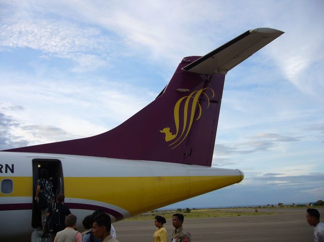 バガンから再び飛行機に乗りヤンゴンへ。<br />エアーマンダレーという国内線。<br />翌朝車をチャーターしてチャイティーヨーパゴタへ日帰り旅行。<br />車のチャーターは、だいぶ値が張ったけど、この時期は、雨期なので地元の人もあまり行かないので、交通手段があまりない。時間が無いため贅沢してしまいました。