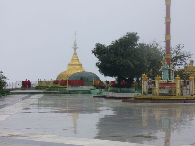 乾季の時期はミャンマーの方たちがこのスペースに野宿してお参りをするらしいです。
