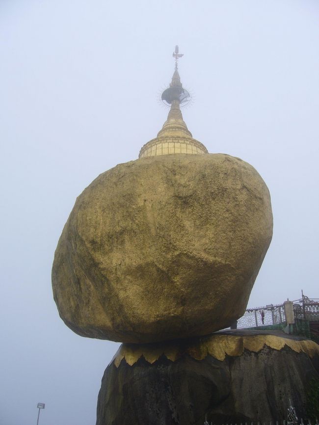 ゴールデンロック。<br />雨季は足場が悪いこともあり石に触ることができませんでした。柵に鍵がかかっていました。<br />乾季は触れるらしいです。ただし男のみ。<br /><br />