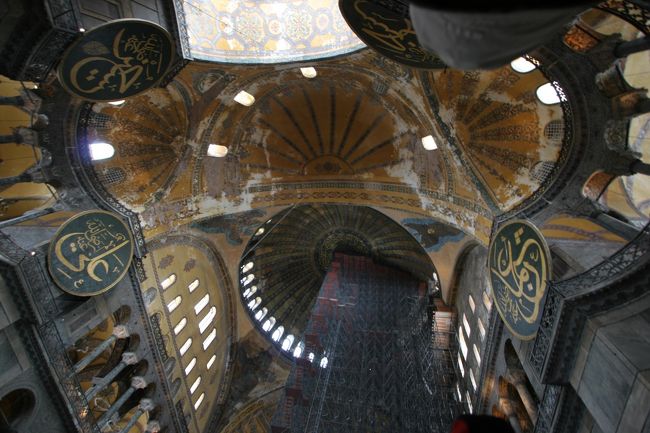 ８日目−イスタンブール−アヤソフィヤ内部。広角レンズならではの構図で、撮れました。