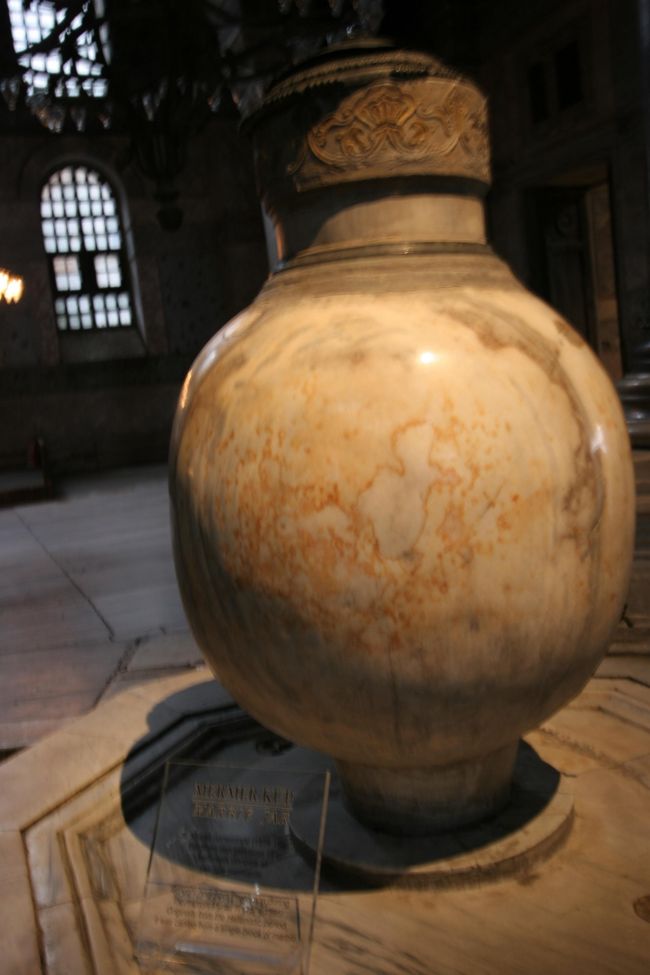 ８日目−イスタンブール−アヤソフィヤ内部にあった大きな壷。体を清めるのに使ったようです。