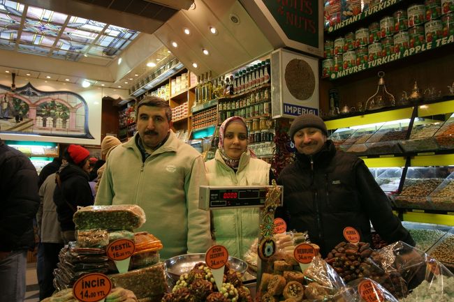 ８日目−イスタンブール−エジプシャンバザールのお店の人たち。小さなお店なのに店員さんがたくさんいました。香辛料、ナッツ、お菓子などが売ってました。