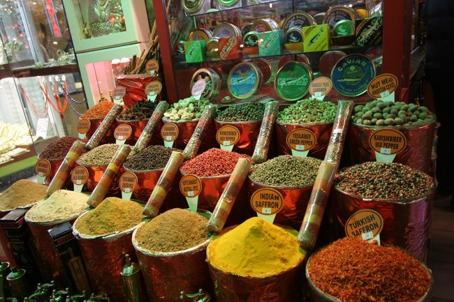 ８日目−イスタンブール−エジプシャンバザール。香辛料です。香辛料を挽くために、コーヒーのミルみたいなものも売っていました。