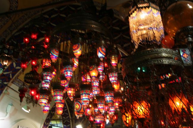 ８日目−イスタンブール−グランドバザール−ランプのようですが、すごく色んな形と色があって可愛いです。どんな感じで家に飾るんでしょうか？