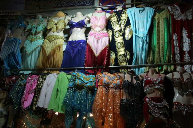 ８日目−イスタンブール−グランドバザール−ベリーダンサーの衣装ですね。エジプトと違い、おなかのとこに薄い布はついていなくて、へそだしのものが多いです。ここら辺が、開放的イスラム教国家を感じさせます。