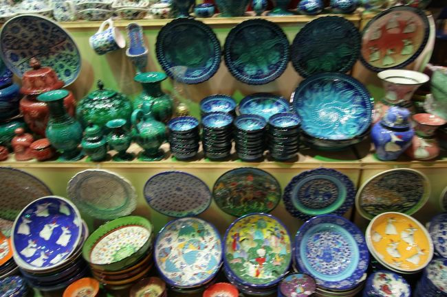 ８日目−イスタンブール−グランドバザール−カラフルで可愛らしい食器が並んでました。