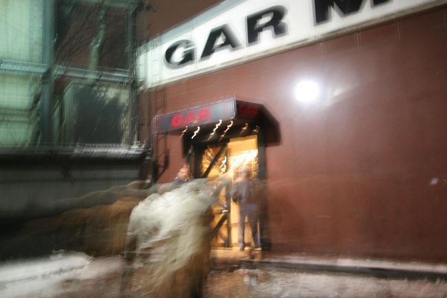 ８日目−イスタンブール−ベリーダンスを見に行ったお店です。道路か線路かわかりませんが、ガード下にありました。