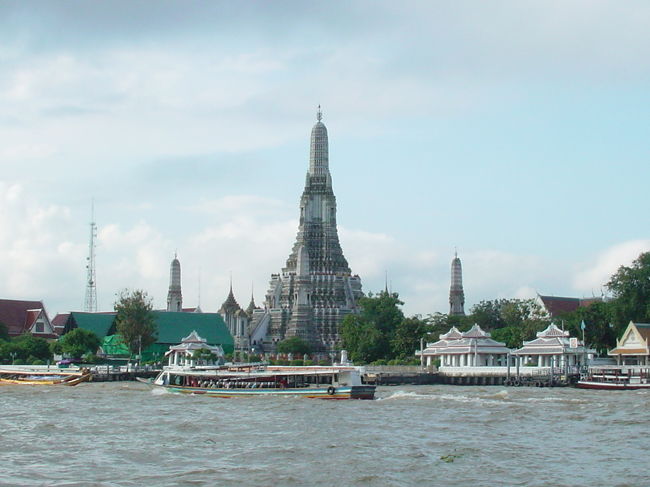 　チャオプラヤー川から見たワット・アルン（暁の寺）