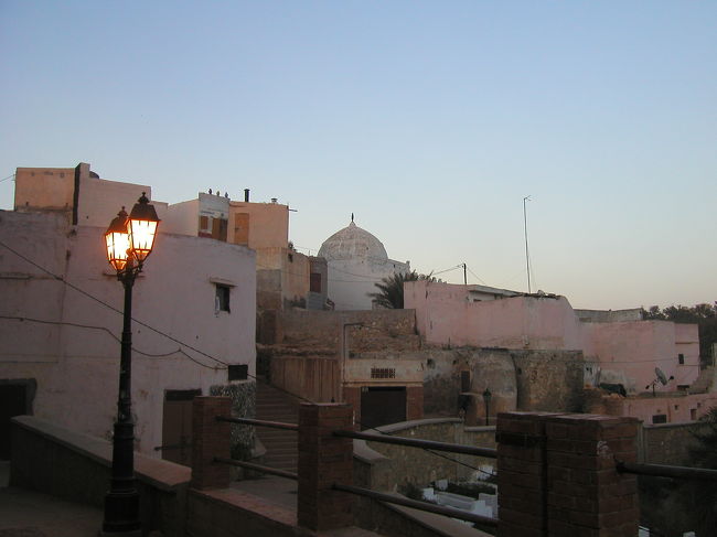 【Safiの陶工区】<br /><br />陶工区→メディナめぐり→夜ごはん→ホテルに戻るまでずっと、ひとりのおじさんが付いて回ってくれた。たしかに親切なんだけど、ずっとモロッコ特有の悲しき「疑心暗鬼」にとりつかれ、最後にさよならしたあと、何事もなかったので、はじめて「あぁ、えぇ人やったんやぁ〜」と感動。<br />