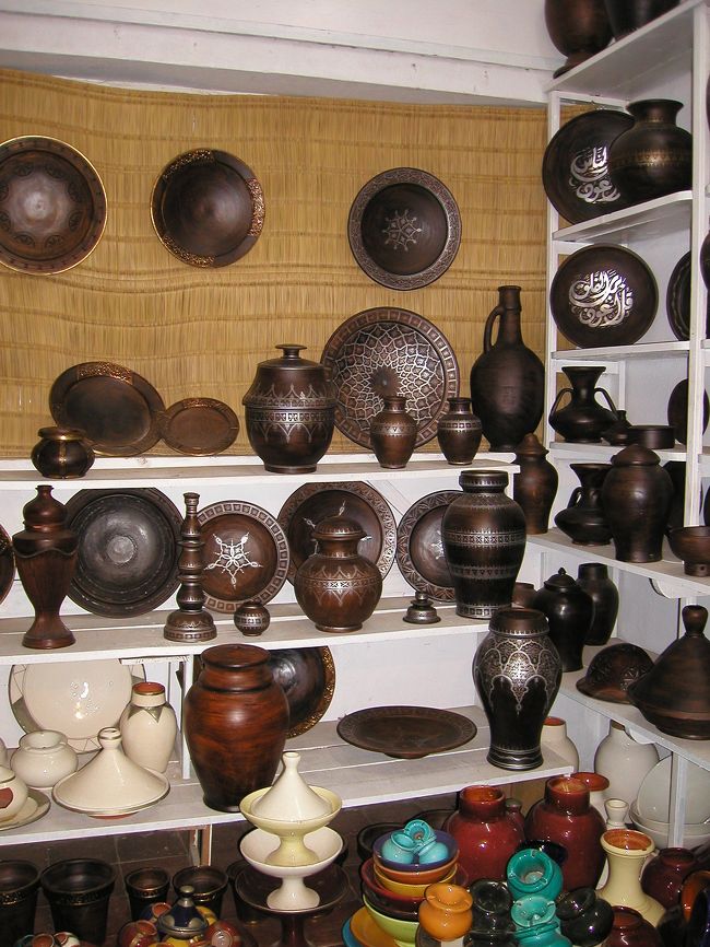 Safiの陶工品の土産物屋<br /><br />デザインや質ともレベル高い！<br />カラフルなものを売る店が多い中で、この店はこげ茶や白などシンプルで素敵★