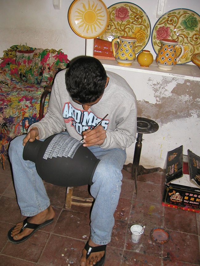 Safiの陶工品の土産物屋<br /><br />とても細かい模様を黙々と描く青年。<br />すごい！