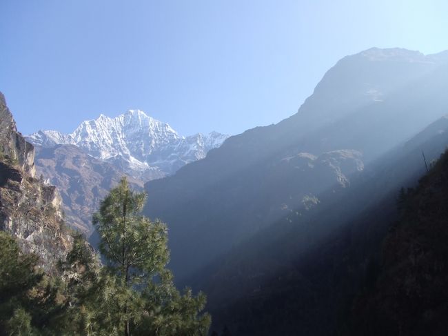 パクディンから歩き始めて１時間くらいで見えるタムセルク。<br /><br />日差しが強くてまぶしい！