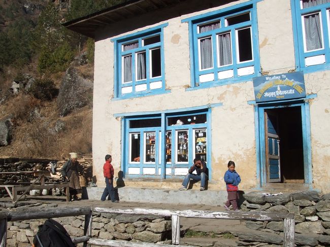 パクディンから1.5〜2時間くらいのBankerという小さな村で休憩。<br /><br />子供がそこらの岩で包丁を研いだり赤ちゃんの面倒を見たりほのぼの風景を見ながら、チャーとチョコレートで疲れを癒す。<br /><br />着込みすぎて汗だくだったためここで何枚か脱いで先の道のりに備える。