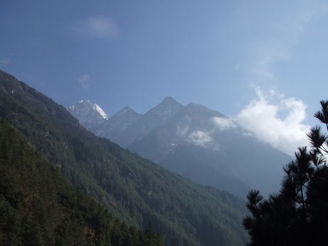 初めて見えたエベレスト（一番左奥）<br /><br />モンジュという村でダルバートの昼食をとり2時間くらい歩いたところにあるつづら折りの階段の途中で。<br /><br />ちいさいけど天下のエベレストとの初対面に感動。