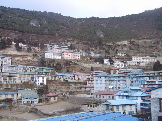 ナムチェの町中へは石段の上り坂。重い足を引きずり最後の力を振りしぼる。<br /><br />小型のデジカメを持つのもだるかったため、上り坂からナムチェへの写真が極端に少ない。一枚くらい撮らなくてはと義務感から撮ったナムチェの町。