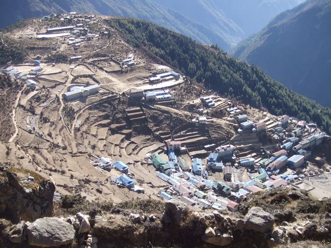 ナムチェ滞在２日目。<br /><br />高度順応を兼ねてシャンボチェのエベレストビューホテルまで散歩。<br /><br />ナムチェからしばらくは急な上り坂。すぐ息が上がる上、砂で足場が悪い。このときだけは荷物をガイド氏に持ってもらった。<br /><br />写真は上から見たナムチェ。<br /><br />つづく・・・