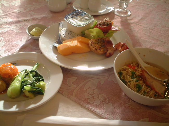 ホテルの朝ごはん（もちろん、ＰＨＯ（フォー））を<br />おいしくいただいて、チェックアウト。<br /><br />案内してくれる、お友達のＤｉｅｎと私で車に乗り込んで、陸路でミトーまで向かいました。 <br /><br />Ｄｉｅｎは、気がよくて、そしてものすごく日本語がうまくて、博学な人。<br />大学では日本語を専攻していて「源氏物語が好き」だそうです。 <br />