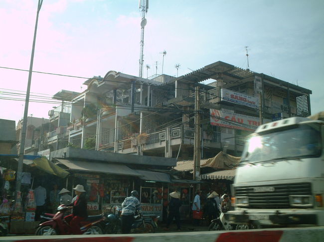 テト（ベトナムの旧正月）の直前なので、陸路は帰省する人たちで、かなり混んでいました。<br />でも、ゆっくり風景が見られて、渋滞もいいものです。 <br />