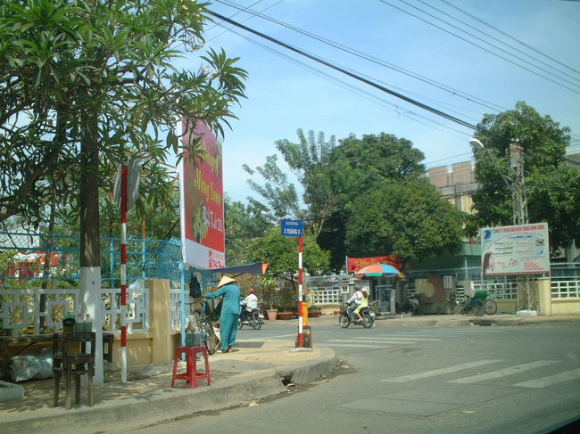 ホーチミンを離れていくにつれ、どこか懐かしい風景が広がりました。<br />すこし沖縄に似ているようなかんじ・・・。 <br />陸路の途中にたびたびある町の市場では、<br />テトの準備品をたくさん並べていました。 <br />